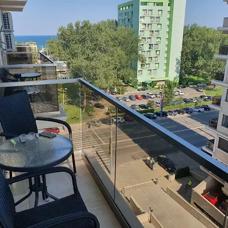 Solid Alexia Apartment Mamaia